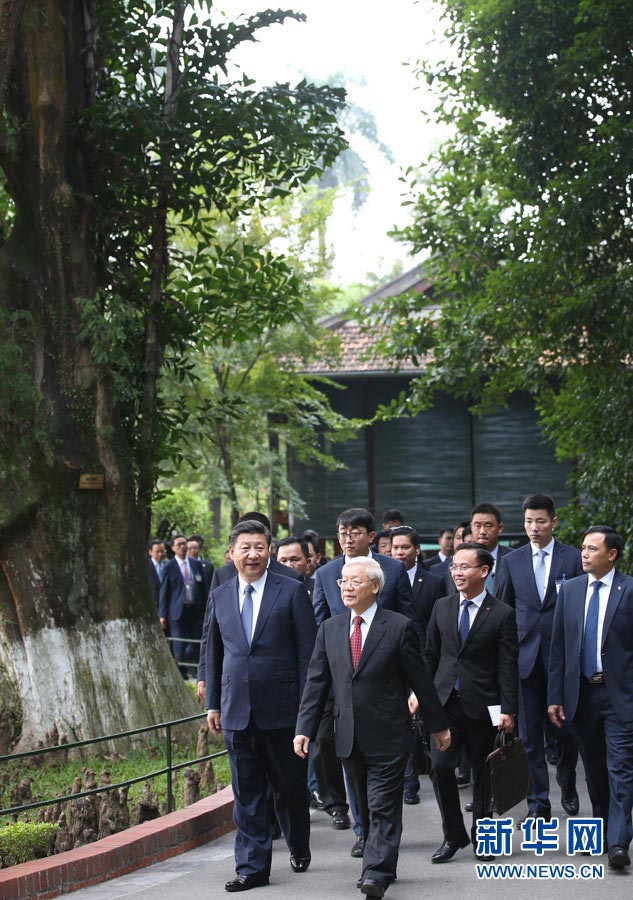 11月13日，中共中央總書記、國(guó)家主席習(xí)近平在河內(nèi)越共中央駐地再次會(huì)見越共中央總書記阮富仲。會(huì)見后，習(xí)近平和阮富仲前往胡志明故居繼續(xù)交流。新華社記者 姚大偉 攝
