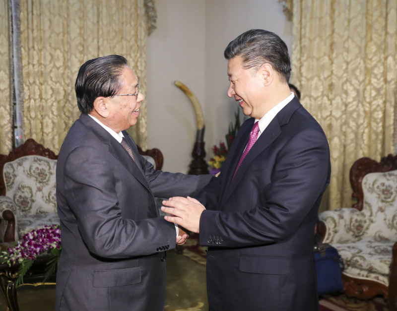 11月13日，中共中央總書記、國家主席習近平在萬象會見老撾人民革命黨中央委員會前總書記、前國家主席朱馬裡。 新華社記者 丁林 攝