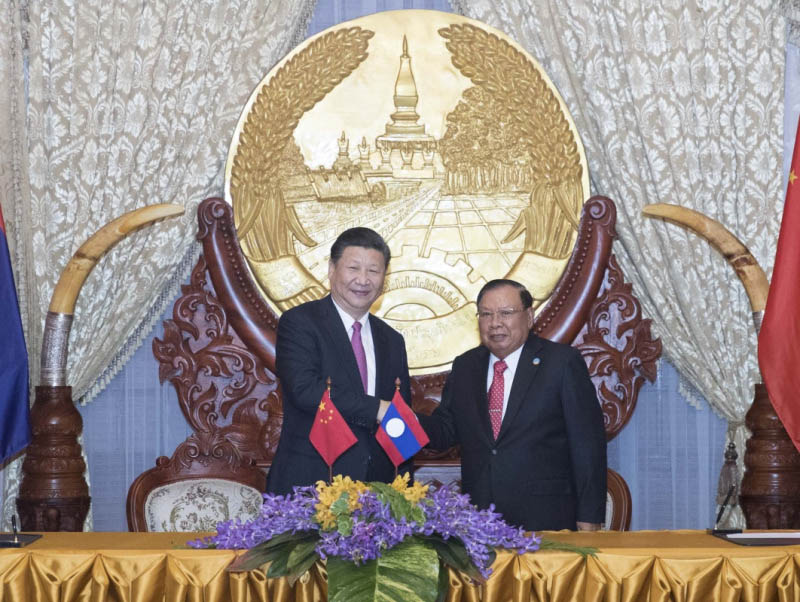 11月13日，中共中央總書記、國家主席習(xí)近平在萬象國家主席府同老撾人民革命黨中央委員會(huì)總書記、國家主席本揚(yáng)舉行會(huì)談。這是會(huì)談后，習(xí)近平和本揚(yáng)共同見証中老經(jīng)濟(jì)走廊建設(shè)、基礎(chǔ)設(shè)施建設(shè)、數(shù)字絲綢之路、科技、農(nóng)業(yè)、電力、人力資源、金融、水利等領(lǐng)域合作文件的簽署。新華社記者 王曄 攝