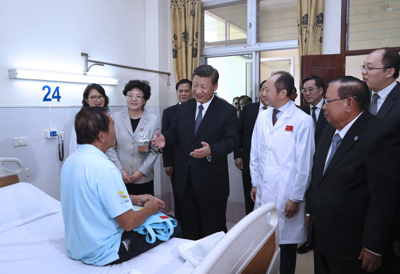 11月14日，中共中央總書記、國家主席習近平同老撾人民革命黨中央委員會總書記、國家主席本揚在萬象一道出席瑪霍索綜合醫院奠基儀式。奠基儀式后，習近平和本揚共同前往醫院住院部大樓，在眼科病房，醫護人員現場為接受中方白內障手術治療后康復的老方病患揭開眼罩，習近平祝願患者早日康復，家庭幸福。新華社記者 馬佔成 攝
