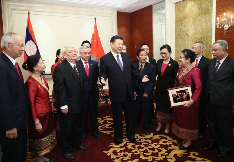 11月14日，中共中央總書記、國家主席習近平在萬象下榻飯店會見老撾奔舍那家族友人。 新華社記者 蘭紅光 攝