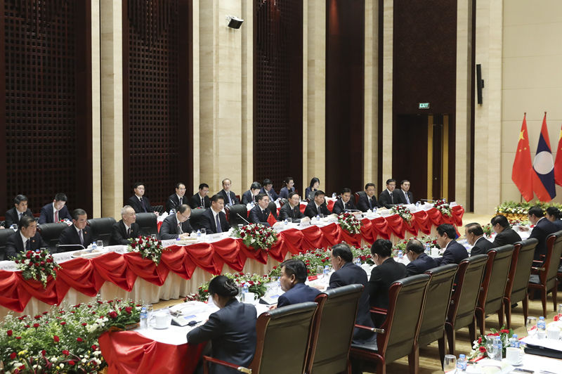 11月14日，中共中央總書記、國家主席習(xí)近平在萬象國家會議中心會見老撾總理通倫。 新華社記者 丁林 攝