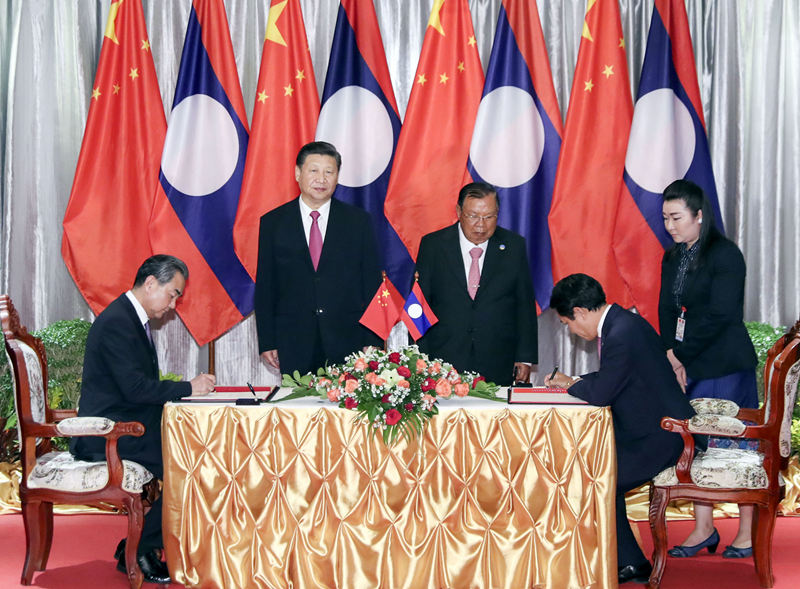 11月14日，中共中央總書記、國家主席習近平在萬象下榻飯店再次會見老撾人民革命黨中央委員會總書記、國家主席本揚。會見后，習近平和本揚共同見証《中華人民共和國外交部和老撾人民民主共和國外交部關於加強新形勢下合作的協議》的簽署。新華社記者 丁林 攝