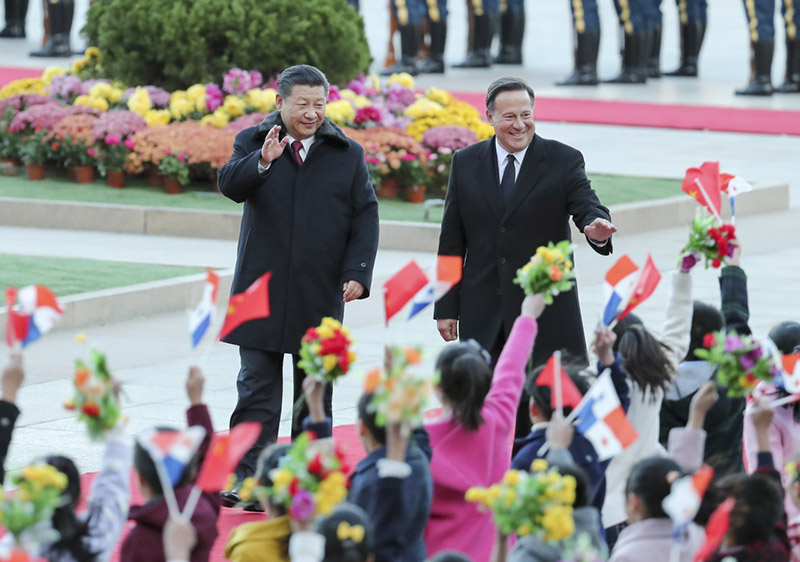 11月17日，國家主席習近平在北京人民大會堂同來華進行國事訪問的巴拿馬總統巴雷拉舉行會談。這是會談前，習近平在人民大會堂東門外廣場為巴雷拉舉行歡迎儀式。新華社記者 謝環馳 攝