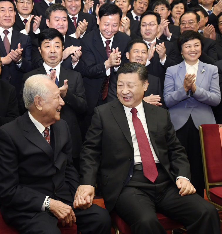 11月17日，全國(guó)精神文明建設(shè)表彰大會(huì)在北京人民大會(huì)堂舉行。會(huì)前，習(xí)近平、王滬寧等會(huì)見(jiàn)與會(huì)代表。這是習(xí)近平邀請(qǐng)黃旭華、黃大發(fā)代表坐在自己身邊合影。新華社記者 李學(xué)仁 攝