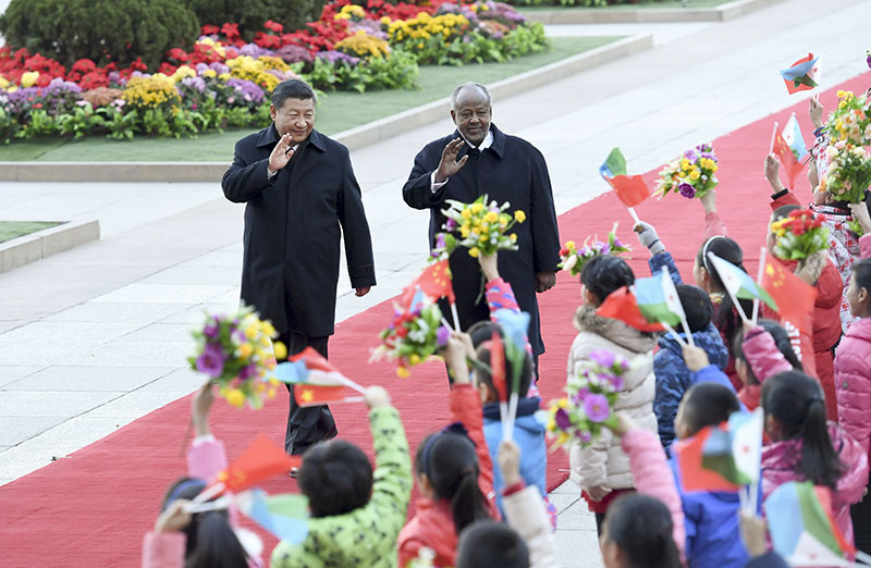 11月23日，國(guó)家主席習(xí)近平在北京人民大會(huì)堂同來(lái)華進(jìn)行國(guó)事訪問(wèn)的吉布提總統(tǒng)蓋萊舉行會(huì)談。這是會(huì)談前，習(xí)近平在人民大會(huì)堂東門(mén)外廣場(chǎng)為蓋萊舉行歡迎儀式。新華社記者 張鐸 攝
