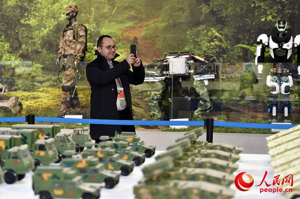 12月1日上午，嘉賓們參觀“實現強軍目標 建設世界一流軍隊”展區。（人民網記者 翁奇羽 攝）