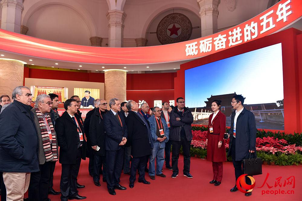 12月1日上午，嘉賓們參觀“砥礪奮進的五年”大型成就展。（人民網記者 翁奇羽 攝）