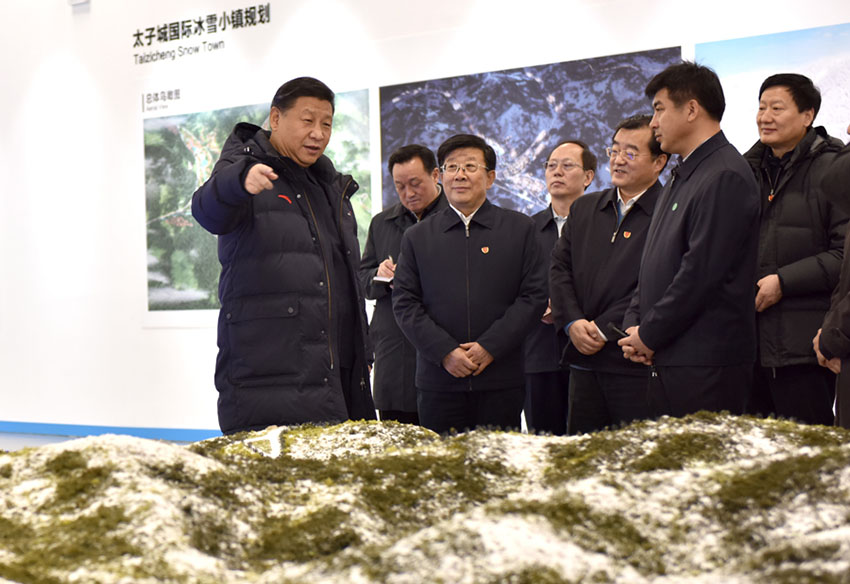 1月23日，中共中央總書記、國家主席、中央軍委主席習近平在河北省張家口市考察北京冬奧會籌辦工作。這是習近平在冬奧會張家口賽區臨時展館察看規劃沙盤。新華社記者 李濤 攝