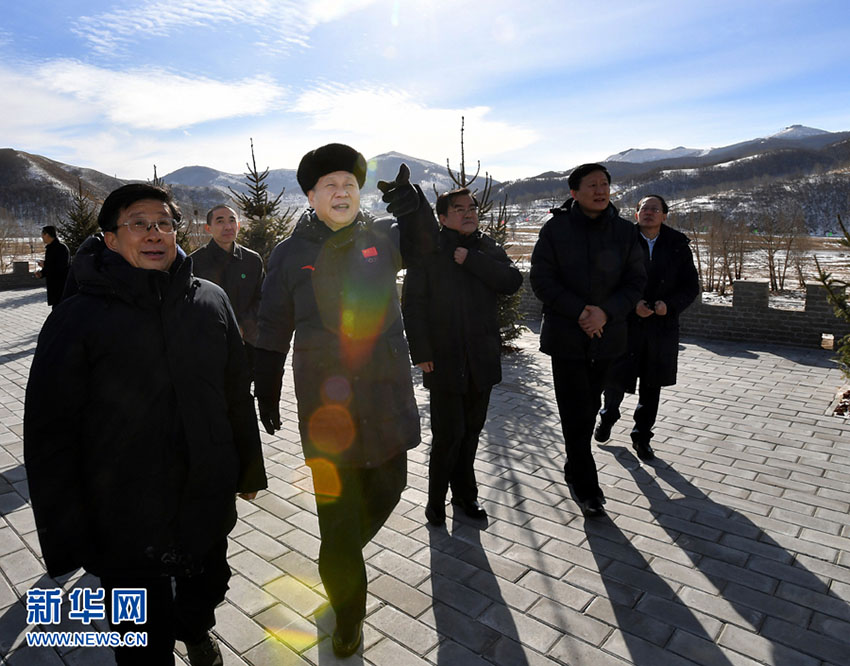 1月23日，中共中央總書記、國(guó)家主席、中央軍委主席習(xí)近平在河北省張家口市考察北京冬奧會(huì)籌辦工作。這是習(xí)近平在冬奧會(huì)張家口賽區(qū)臨時(shí)展館外平臺(tái)眺望冬奧會(huì)相關(guān)場(chǎng)地規(guī)劃用地。新華社記者 李濤 攝