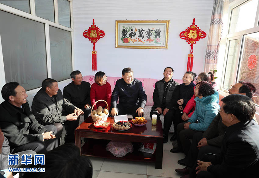1月24日，中共中央總書記、國(guó)家主席、中央軍委主席習(xí)近平來(lái)到河北省張家口市，看望慰問(wèn)基層干部群眾，考察脫貧攻堅(jiān)工作。這是習(xí)近平在張北縣小二臺(tái)鎮(zhèn)德勝村徐海成家同村干部和村民代表座談。新華社記者 蘭紅光 攝