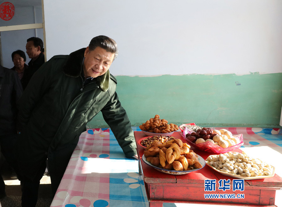 1月24日，中共中央總書記、國家主席、中央軍委主席習近平來到河北省張家口市，看望慰問基層干部群眾，考察脫貧攻堅工作。這是習近平在張北縣小二臺鎮(zhèn)德勝村村民徐萬家察看住房、生活設施、年貨準備情況。新華社記者 張鐸 攝