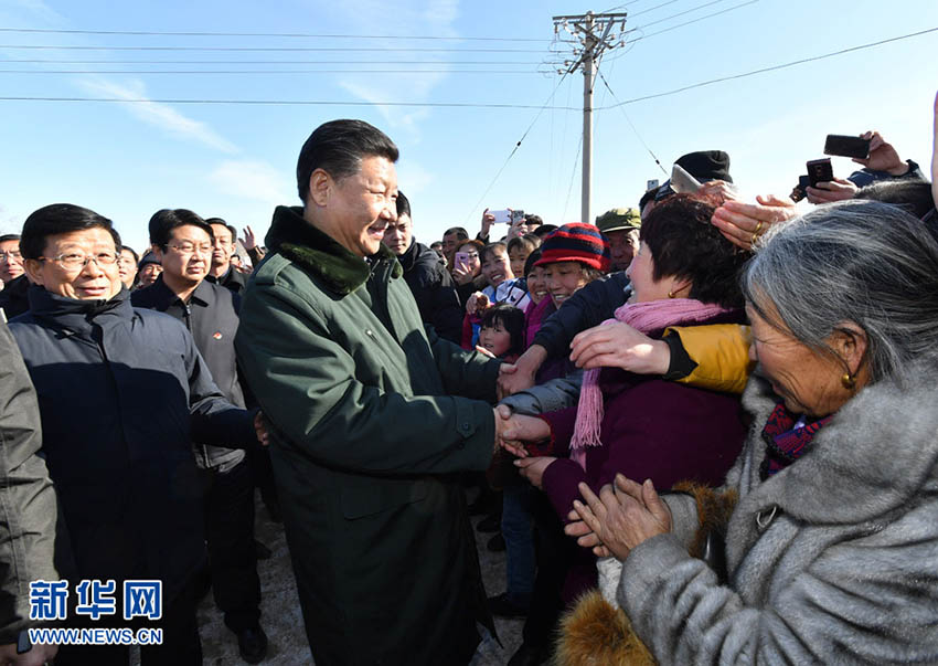 1月24日，中共中央總書記、國家主席、中央軍委主席習近平來到河北省張家口市，看望慰問基層干部群眾，考察脫貧攻堅工作。這是習近平在張北縣小二臺鎮(zhèn)德勝村看望慰問村民，向鄉(xiāng)親們拜年。新華社記者 李濤 攝