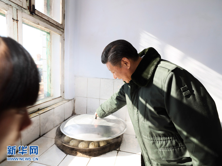 1月24日，中共中央總書記、國家主席、中央軍委主席習近平來到河北省張家口市，看望慰問基層干部群眾，考察脫貧攻堅工作。這是習近平在張北縣小二臺鎮德勝村村民徐萬家中看望。新華社記者 蘭紅光 攝