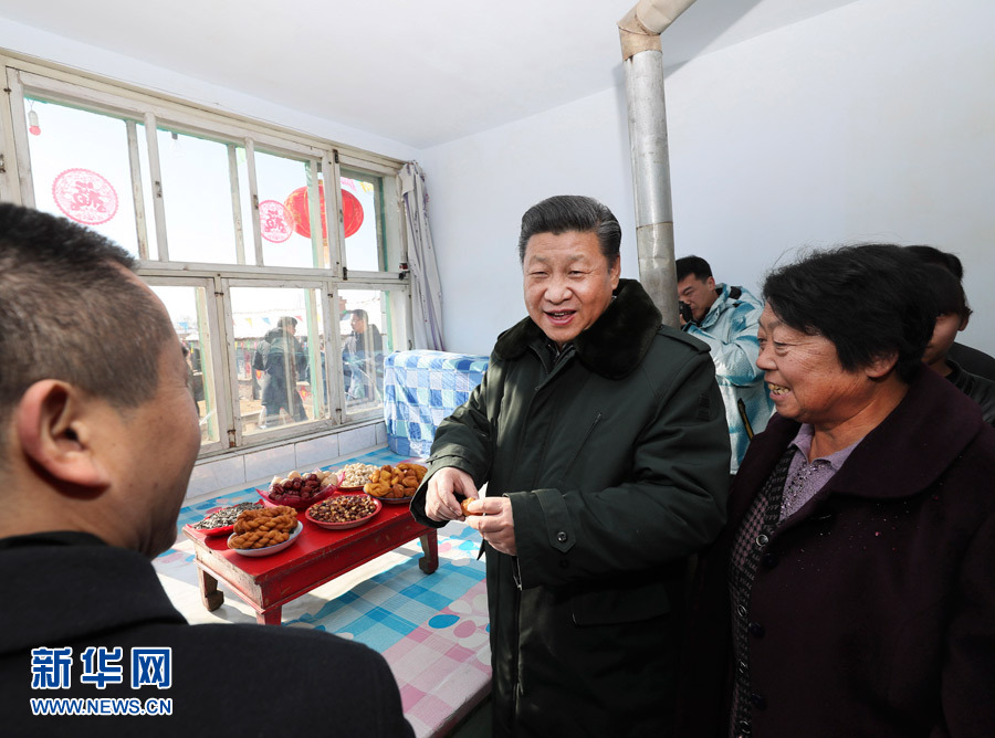 1月24日，中共中央總書記、國家主席、中央軍委主席習(xí)近平來到河北省張家口市，看望慰問基層干部群眾，考察脫貧攻堅工作。這是習(xí)近平在張北縣小二臺鎮(zhèn)德勝村村民徐萬家察看年貨準(zhǔn)備情況。新華社記者 蘭紅光 攝