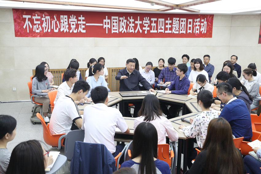 5月3日，中共中央總書記、國家主席、中央軍委主席習近平來到中國政法大學考察。這是習近平在學生活動中心參加民商經濟法學院本科二年級2班團支部開展的“不忘初心跟黨走”主題團日活動。新華社記者 王曄 攝