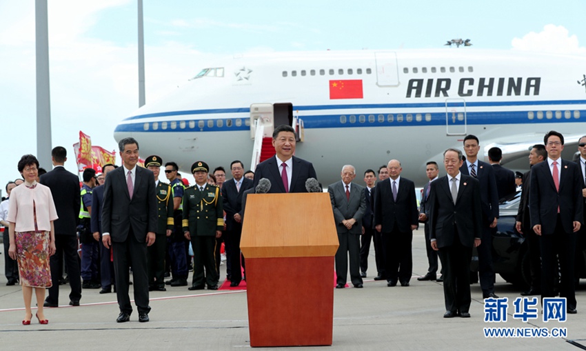 6月29日中午，中共中央總書記、國家主席、中央軍委主席習近平乘專機抵達香港，出席將於7月1日舉行的慶祝香港回歸祖國20周年大會暨香港特別行政區第五屆政府就職典禮並視察香港。這是習近平走到採訪區向在場記者問好，並通過他們向廣大香港市民表示誠摯問候和良好祝願。新華社記者 馬佔成 攝