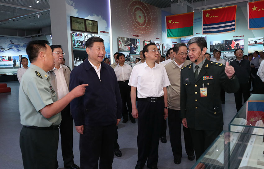 7月21日，黨和國家領(lǐng)導(dǎo)人習(xí)近平、李克強、張德江、俞正聲、劉雲(yún)山、王岐山、張高麗等在中國人民革命軍事博物館參觀“銘記光輝歷史 開創(chuàng)強軍偉業(yè)——慶祝中國人民解放軍建軍90周年主題展覽”。 新華社記者馬佔成攝
