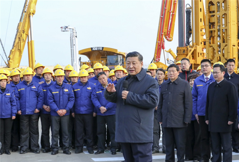 12月12日至13日，中共中央總書記、國家主席、中央軍委主席習近平在江蘇徐州市考察。這是12日下午，習近平在徐工集團重型機械有限公司親切看望勞動模范、技術能手等職工代表，鼓勵他們在為實現中國夢的奮斗中爭取人人出彩。新華社記者 謝環馳 攝