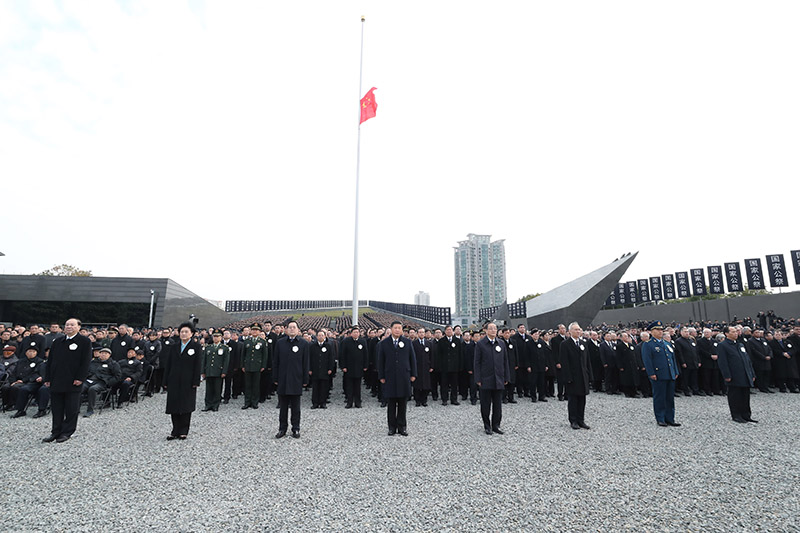 12月13日上午，中共中央、全國人大常委會、國務(wù)院、全國政協(xié)、中央軍委在南京隆重舉行南京大屠殺死難者國家公祭儀式。習近平、俞正聲等黨和國家領(lǐng)導(dǎo)人出席儀式。新華社記者 謝環(huán)馳 攝
