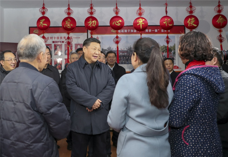 12月12日至13日，中共中央總書記、國家主席、中央軍委主席習近平在江蘇徐州市考察。這是12日下午，習近平在潘安湖街道馬莊村黨員活動室與正在學習黨的十九大精神的黨員交流。新華社記者 謝環馳 攝