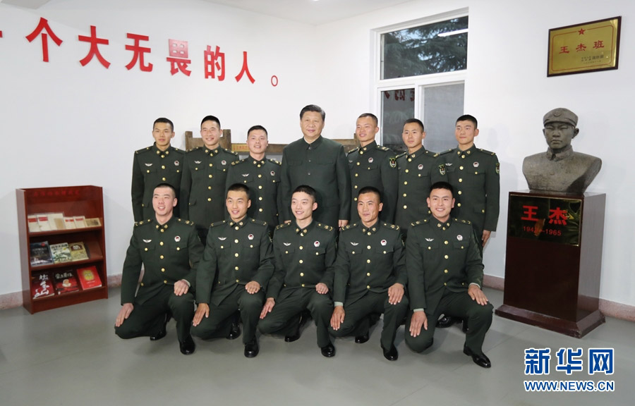 12月13日，中共中央總書記、國家主席、中央軍委主席習近平到第71集團軍視察。這是習近平同“王杰班”戰士合影。 新華社記者 李剛 攝