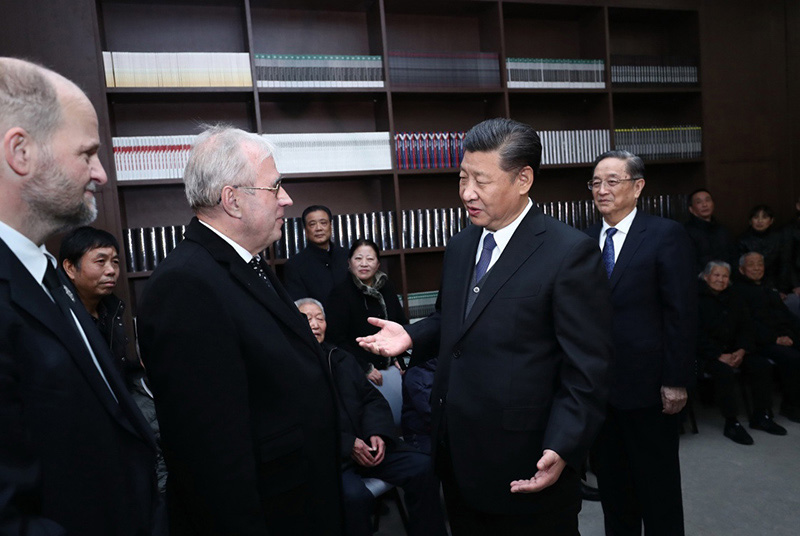 12月13日上午，中共中央、全國人大常委會(huì)、國務(wù)院、全國政協(xié)、中央軍委在南京隆重舉行南京大屠殺死難者國家公祭儀式。中共中央總書記、國家主席、中央軍委主席習(xí)近平出席儀式。這是公祭儀式結(jié)束后，習(xí)近平親切會(huì)見南京大屠殺幸存者代表和為中國人民抗日戰(zhàn)爭勝利作出貢獻(xiàn)的國際友人親屬代表。新華社記者 鞠鵬 攝