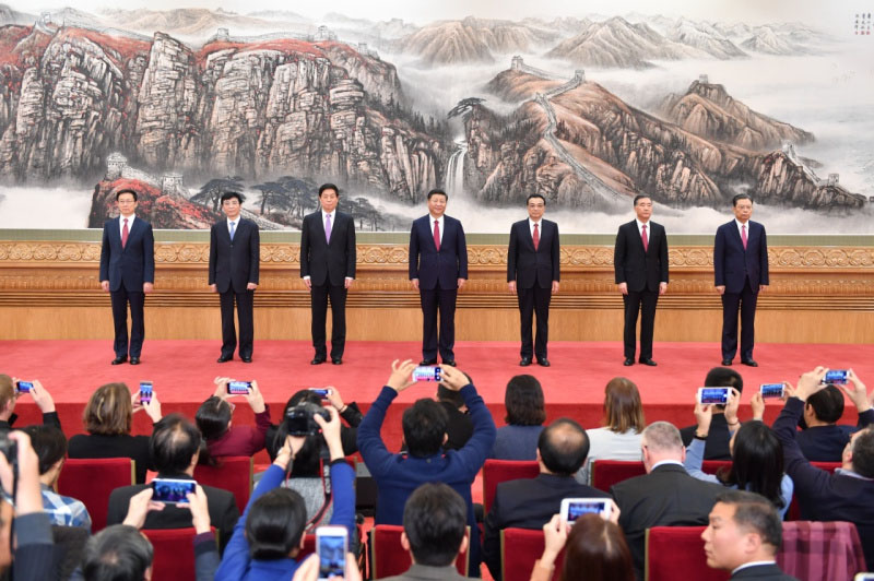 10月25日，剛剛在中國共產黨第十九屆中央委員會第一次全體會議上當選的中共中央總書記習近平和中共中央政治局常委李克強、栗戰書、汪洋、王滬寧、趙樂際、韓正在人民大會堂同採訪十九大的中外記者親切見面。新華社記者 李濤 攝