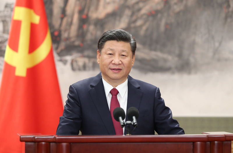 10月25日，剛剛在中國共產黨第十九屆中央委員會第一次全體會議上當選的中共中央總書記習近平和中共中央政治局常委李克強、栗戰書、汪洋、王滬寧、趙樂際、韓正在人民大會堂同採訪十九大的中外記者親切見面。這是習近平發表重要講話。 新華社記者 丁海濤 攝