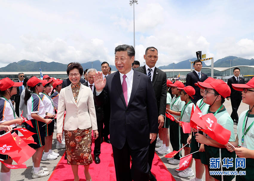 7月1日中午，中共中央總書記、國家主席、中央軍委主席習近平圓滿結束在香港的各項活動，從香港乘專機返回北京。這是在歡送儀式上，習近平向歡送隊伍揮手道別。 新華社記者 蘭紅光 攝