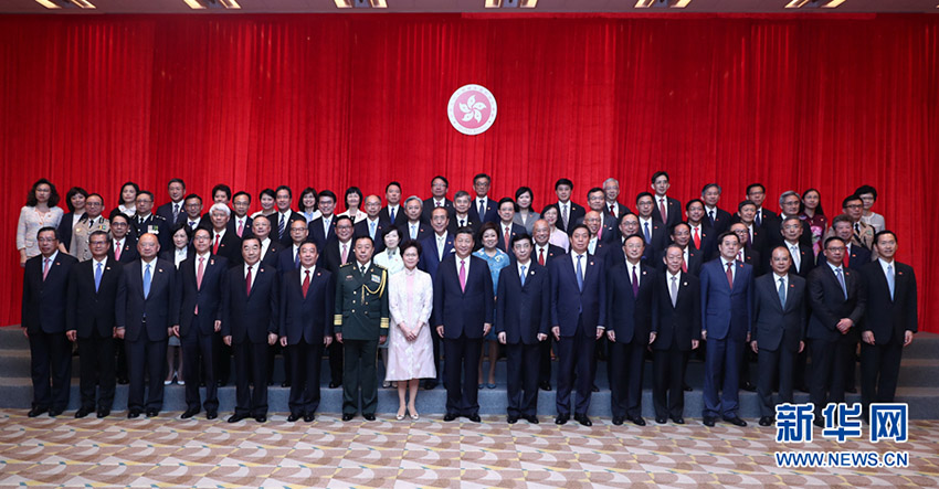 7月1日上午，國家主席習近平在香港特別行政區行政長官林鄭月娥陪同下，會見香港特別行政區新任行政、立法、司法機構負責人。 新華社記者 鞠鵬 攝