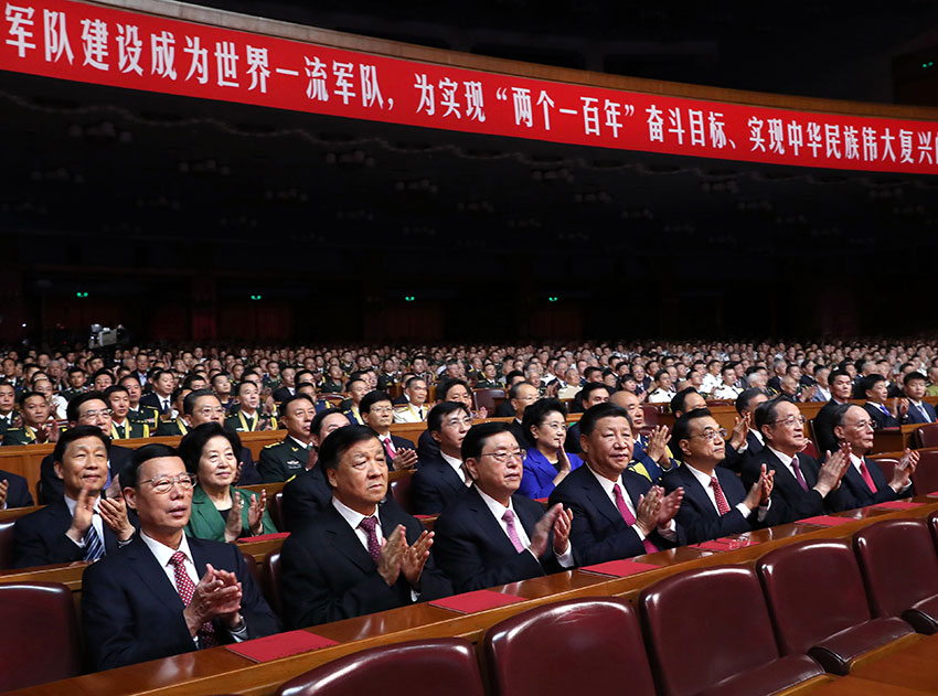7月28日，慶祝中國人民解放軍建軍90周年文藝晚會《在黨的旗幟下》在北京人民大會堂舉行。中共中央總書記、國家主席、中央軍委主席習近平和李克強、張德江、俞正聲、劉雲山、王岐山、張高麗等黨和國家領導人，與首都3000多名各界群眾一起觀看演出。新華社記者 馬佔成 攝