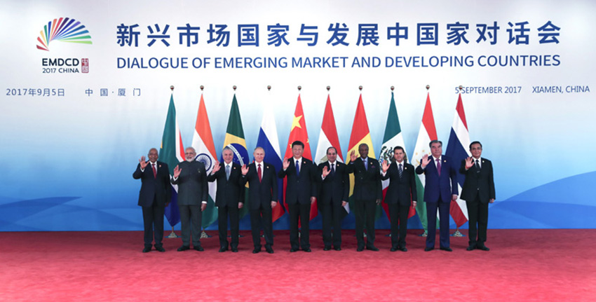 9月5日，國家主席習近平在廈門國際會議中心主持新興市場國家與發(fā)展中國家對話會並發(fā)表重要講話。金磚國家領(lǐng)導人巴西總統(tǒng)特梅爾、俄羅斯總統(tǒng)普京、印度總理莫迪、南非總統(tǒng)祖馬和對話會受邀國領(lǐng)導人埃及總統(tǒng)塞西、幾內(nèi)亞總統(tǒng)孔戴、墨西哥總統(tǒng)培尼亞、塔吉克斯坦總統(tǒng)拉赫蒙、泰國總理巴育出席對話會。這是對話會前，習近平同出席對話會的各國領(lǐng)導人集體合影。新華社記者 龐興雷 攝