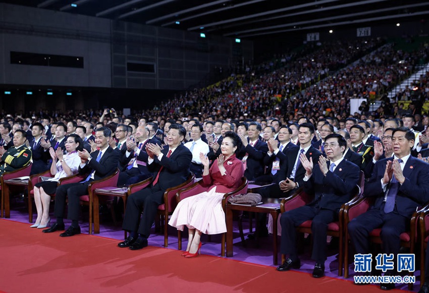 6月30日晚，中共中央總書記、國家主席、中央軍委主席習(xí)近平在香港會展中心觀看《心連心·創(chuàng)未來》慶祝香港回歸祖國20周年文藝晚會。新華社記者 鞠鵬 攝