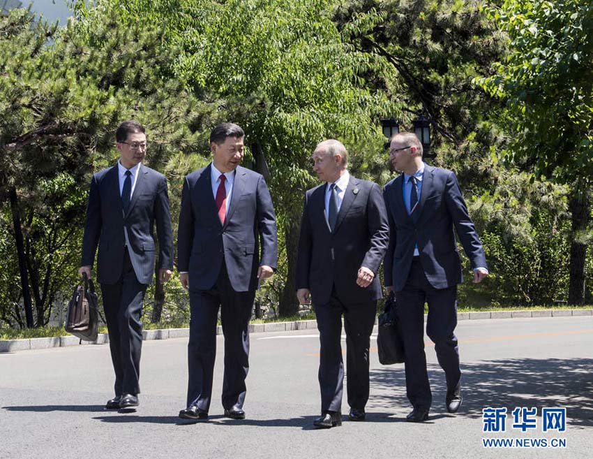 5月14日，國家主席習(xí)近平在北京釣魚臺國賓館會見來華出席“一帶一路”國際合作高峰論壇的俄羅斯總統(tǒng)普京。會見后，習(xí)近平同普京在釣魚臺國賓館散步。新華社記者 李濤 攝