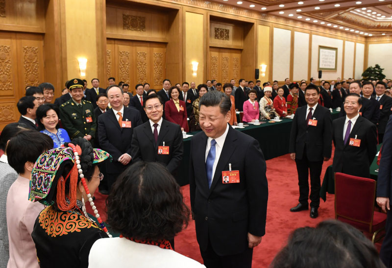 3月8日，中共中央總書記、國(guó)家主席、中央軍委主席習(xí)近平參加十二屆全國(guó)人大五次會(huì)議四川代表團(tuán)的審議。在“三八”國(guó)際勞動(dòng)?jì)D女節(jié)到來之際，習(xí)近平代表黨中央、國(guó)務(wù)院，向參加全國(guó)兩會(huì)的女代表、女委員、女工作人員，向全國(guó)各族各界婦女同胞，致以節(jié)日的祝賀和誠(chéng)摯的祝福。這是習(xí)近平同女代表親切交談。新華社記者 李學(xué)仁 攝