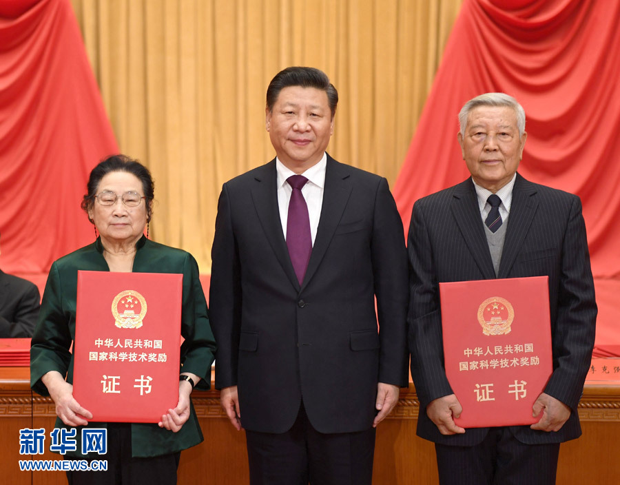 1月9日，2016年度國家科學(xué)技術(shù)獎(jiǎng)勵(lì)大會(huì)在北京人民大會(huì)堂隆重舉行。中共中央總書記、國家主席、中央軍委主席習(xí)近平向獲得2016年度國家最高科學(xué)技術(shù)獎(jiǎng)的中國科學(xué)院物理研究所趙忠賢院士（右）和中國中醫(yī)科學(xué)院屠呦呦研究員（左）頒獎(jiǎng)。新華社記者 李學(xué)仁 攝