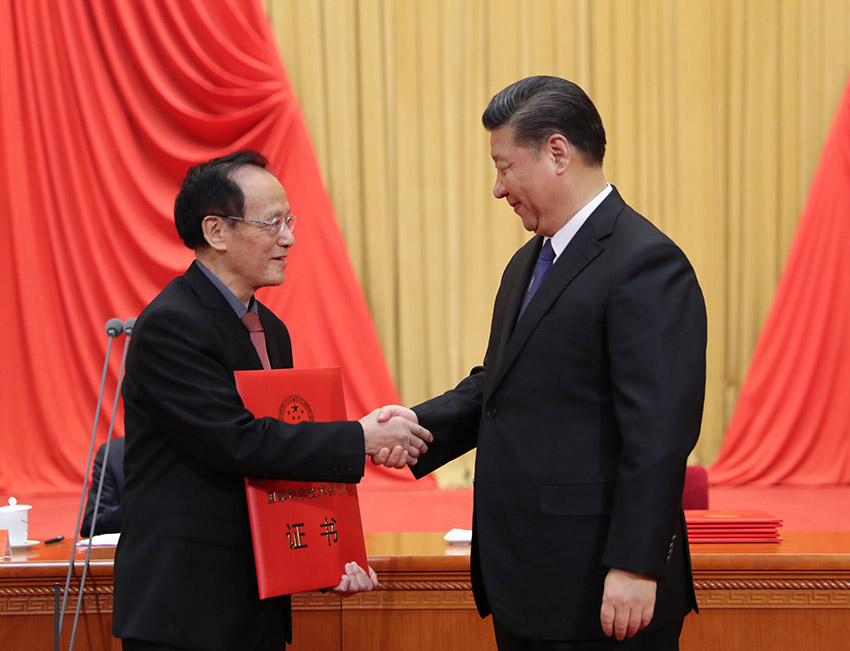 1月8日，國家科學技術獎勵大會在北京人民大會堂隆重舉行。中共中央總書記、國家主席、中央軍委主席習近平向獲得2017年度國家最高科學技術獎的南京理工大學王澤山院士頒發獎勵証書。新華社記者 鞠鵬 攝