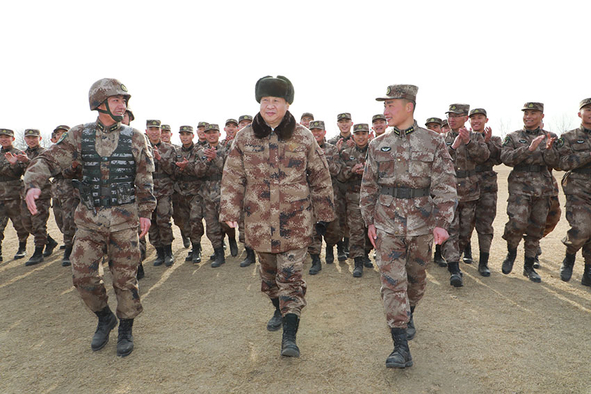 1月3日，中共中央總書記、國家主席、中央軍委主席習近平視察中部戰區陸軍某師。這是習近平同該師偵察英雄楊子榮生前所在連官兵親切交談。新華社記者李剛攝