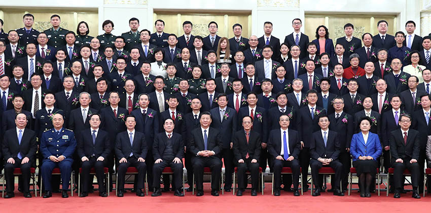 1月8日，國家科學技術獎勵大會在北京人民大會堂隆重舉行。黨和國家領導人習近平、李克強、張高麗、王滬寧出席大會並為獲獎代表頒獎。會前，習近平等黨和國家領導人會見獲獎代表並同大家合影留念。新華社記者 謝環馳 攝