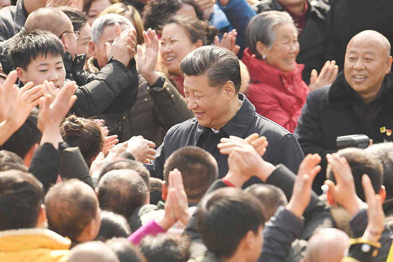 這是2月12日上午，習(xí)近平在成都市郫都區(qū)戰(zhàn)旗村考察時同村民們親切交流。 新華社記者 張鐸 攝