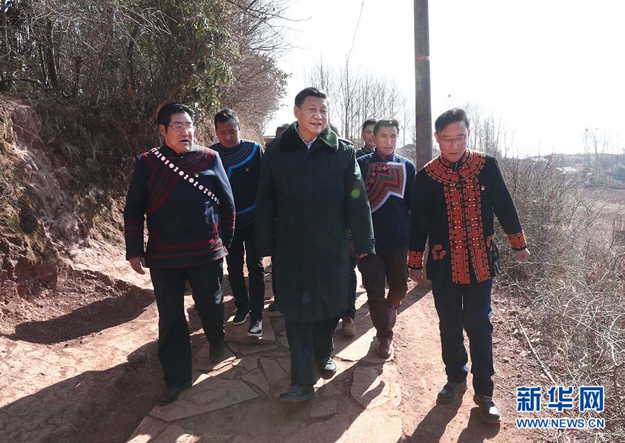 中華民族傳統節日農歷春節來臨之際，中共中央總書記、國家主席、中央軍委主席習近平來到四川考察調研，看望慰問各族干部群眾，向全國各族人民致以美好的新春祝福。這是2月11日，習近平在涼山彝族自治州昭覺縣三岔河鄉三河村了解當地貧困現狀，聽取精準扶貧、精準脫貧措施落實情況介紹。新華社記者 鞠鵬 攝