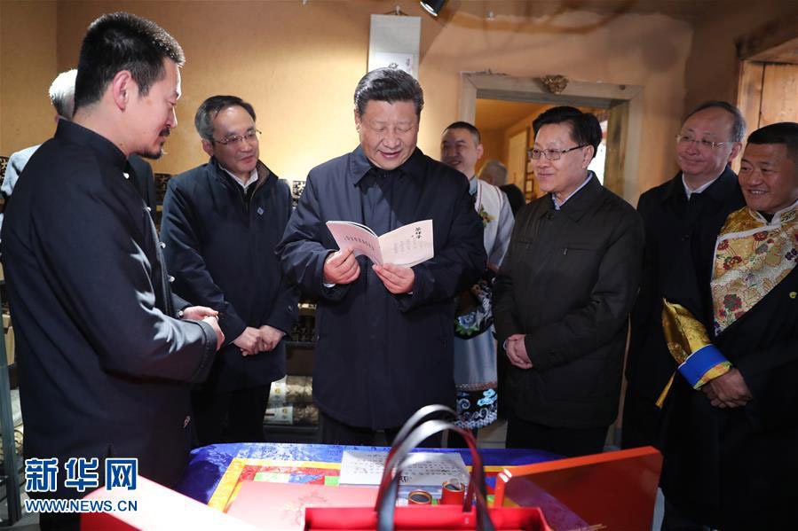 2月12日，中共中央總書記、國(guó)家主席、中央軍委主席習(xí)近平在四川考察。這是習(xí)近平在汶川縣映秀鎮(zhèn)考察時(shí)，在當(dāng)?shù)厝罕娊?jīng)營(yíng)的制茶坊了解發(fā)展茶產(chǎn)業(yè)帶動(dòng)群眾致富的情況。新華社記者 鞠鵬 攝