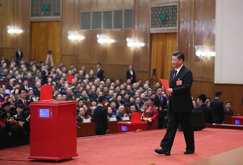 3月17日，十三屆全國(guó)人大一次會(huì)議在北京人民大會(huì)堂舉行第五次全體會(huì)議。習(xí)近平當(dāng)選中華人民共和國(guó)主席、中華人民共和國(guó)中央軍事委員會(huì)主席。這是習(xí)近平準(zhǔn)備投票。新華社記者 蘭紅光 攝