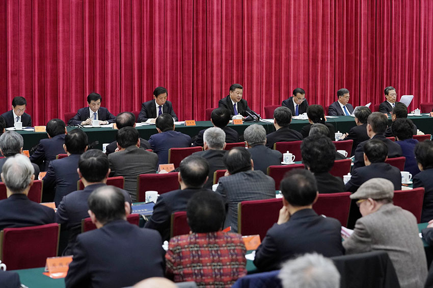 3月1日，中共中央在北京人民大會堂舉行紀念周恩來同志誕辰120周年座談會。中共中央總書記、國家主席、中央軍委主席習近平發表重要講話，中共中央政治局常委李克強、栗戰書、汪洋、王滬寧、趙樂際、韓正出席座談會。新華社發（盛佳鵬攝）