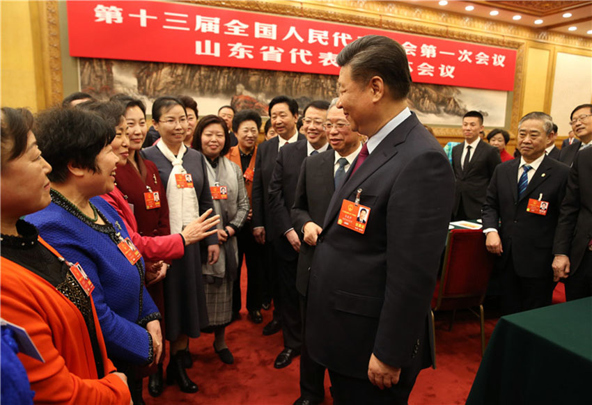 3月8日，中共中央總書記、國家主席、中央軍委主席習(xí)近平參加十三屆全國人大一次會議山東代表團(tuán)的審議。在“三八”國際勞動?jì)D女節(jié)到來之際，習(xí)近平代表黨中央，向參加全國兩會的女代表、女委員、女工作人員，向全國各族各界婦女同胞，致以節(jié)日的祝賀和誠摯的祝福。這是習(xí)近平同女代表親切交談。新華社記者 姚大偉 攝