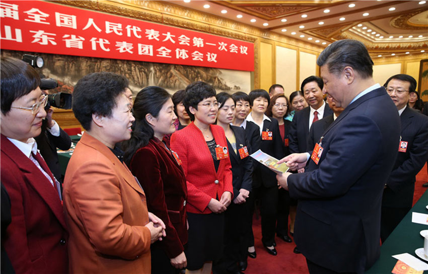 3月8日，中共中央總書記、國家主席、中央軍委主席習近平參加十三屆全國人大一次會議山東代表團的審議。在“三八”國際勞動婦女節到來之際，習近平代表黨中央，向參加全國兩會的女代表、女委員、女工作人員，向全國各族各界婦女同胞，致以節日的祝賀和誠摯的祝福。這是習近平同女代表親切交談。新華社記者 姚大偉 攝