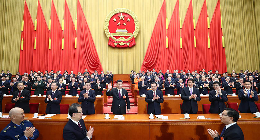 3月17日，十三屆全國人大一次會議在北京人民大會堂舉行第五次全體會議。習(xí)近平當(dāng)選中華人民共和國主席、中華人民共和國中央軍事委員會主席。新華社記者 謝環(huán)馳 攝