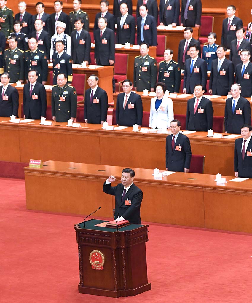 3月17日，十三屆全國人大一次會議在北京人民大會堂舉行第五次全體會議。習近平當選中華人民共和國主席、中華人民共和國中央軍事委員會主席。這是習近平進行憲法宣誓。新華社記者 饒愛民 攝