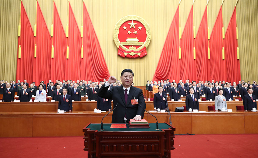 3月17日，十三屆全國人大一次會議在北京人民大會堂舉行第五次全體會議。習(xí)近平當(dāng)選中華人民共和國主席、中華人民共和國中央軍事委員會主席。這是習(xí)近平進(jìn)行憲法宣誓。新華社記者 鞠鵬 攝